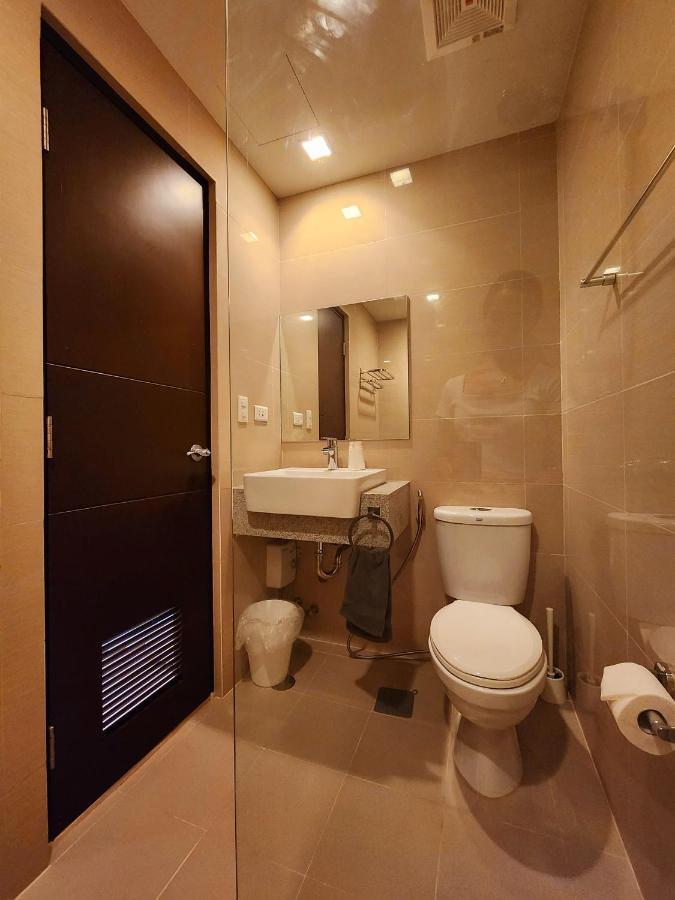 Spacious 7U Homey Unit Steps Away From Uptown Mall And Mitsukoshi Mall Free Parking With Washer Manille Extérieur photo